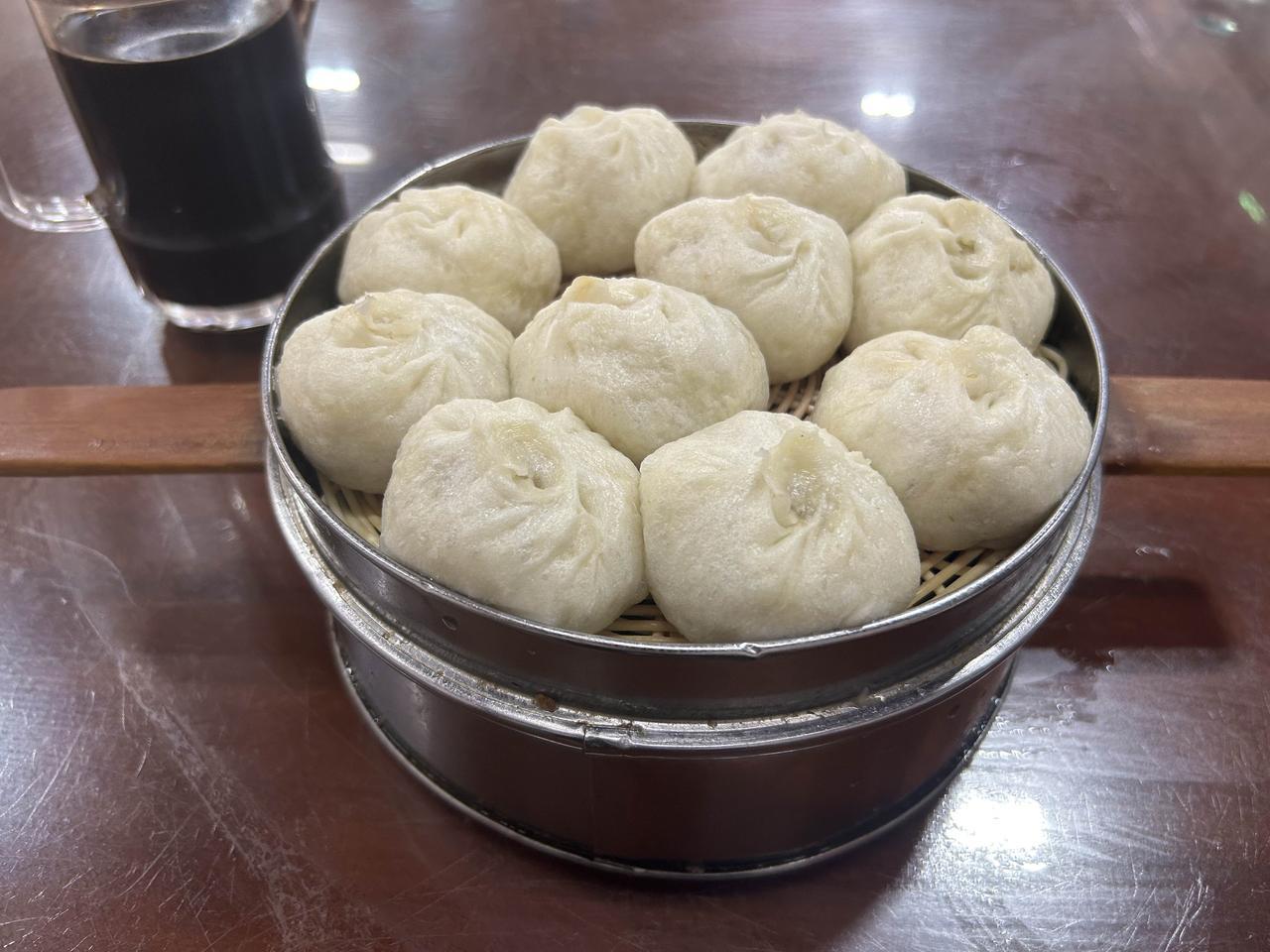 自己家的包子，平时有点舍不得吃，总想着能卖就卖掉，今天包子剩了几笼，看我大快朵颐