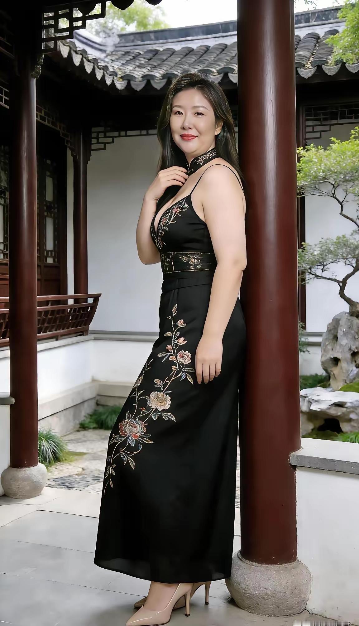 忆秦娥·黑丝绒旗袍旗袍着，黑绒似战披身烁。披身烁，青墙之下，牡丹鲜活。