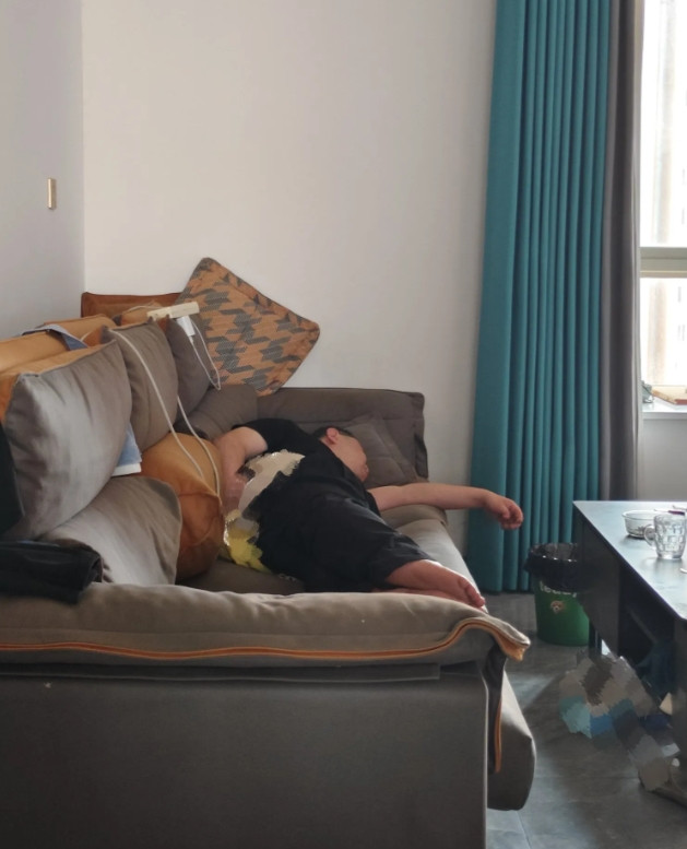 离婚十年了，我还住在前夫家里，这是上夜班早上回来疲惫的前夫哥“大胖橘！”，一头扎