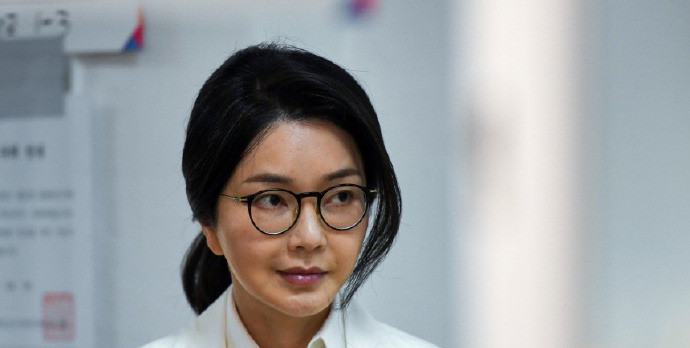 金建希装病躲调查？月底传唤她却住院金建希，那个爱打扮的前