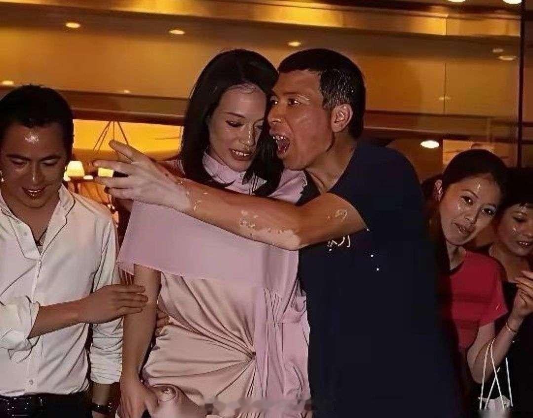 冯小刚舒淇年轻那会的照片！