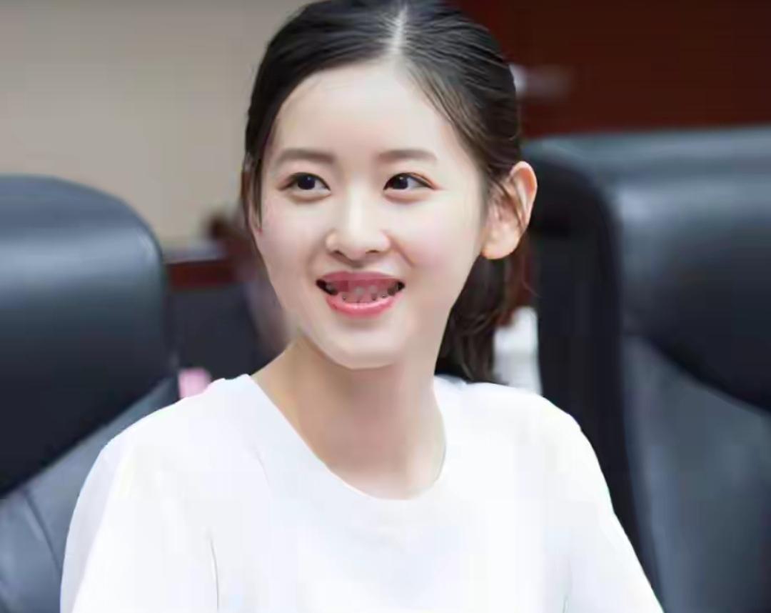 听了章泽天的播客感觉章泽天像个没长大的小女孩，都30好几的人了说话的声音跟小孩子