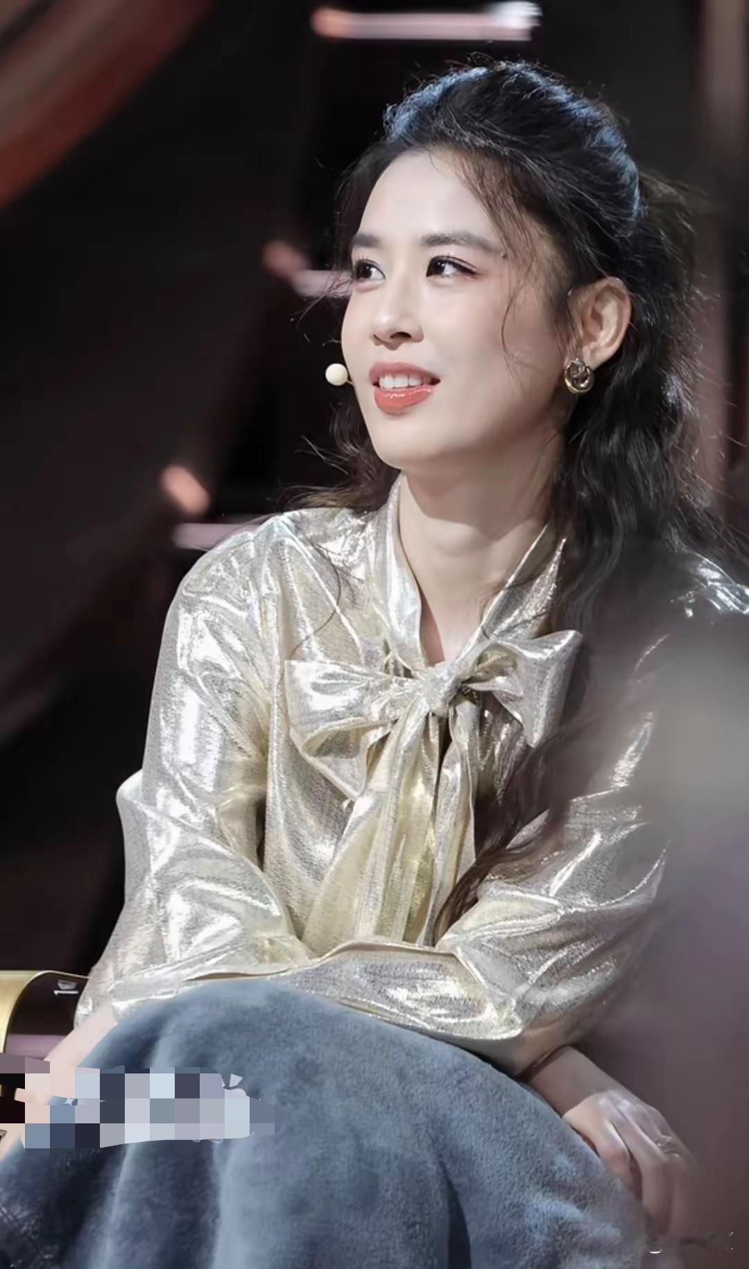 42岁黄圣依主咖发布会亮相嫩成二十出头姑娘。她生图状态拔尖皮肤紧致似剥壳鸡蛋，私