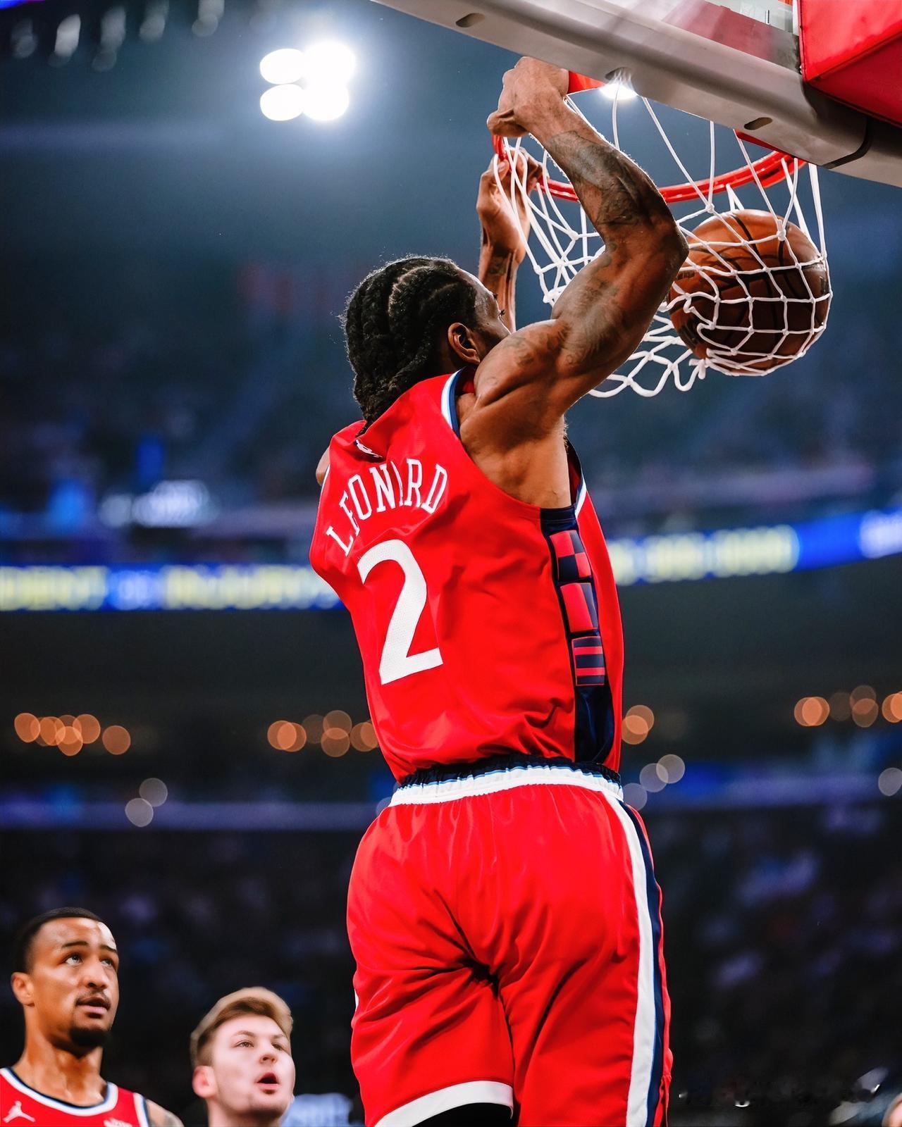 承认吧，健康的小卡就是厉害！不信你看快船6连胜期间他的表现，原以为快船要垫底