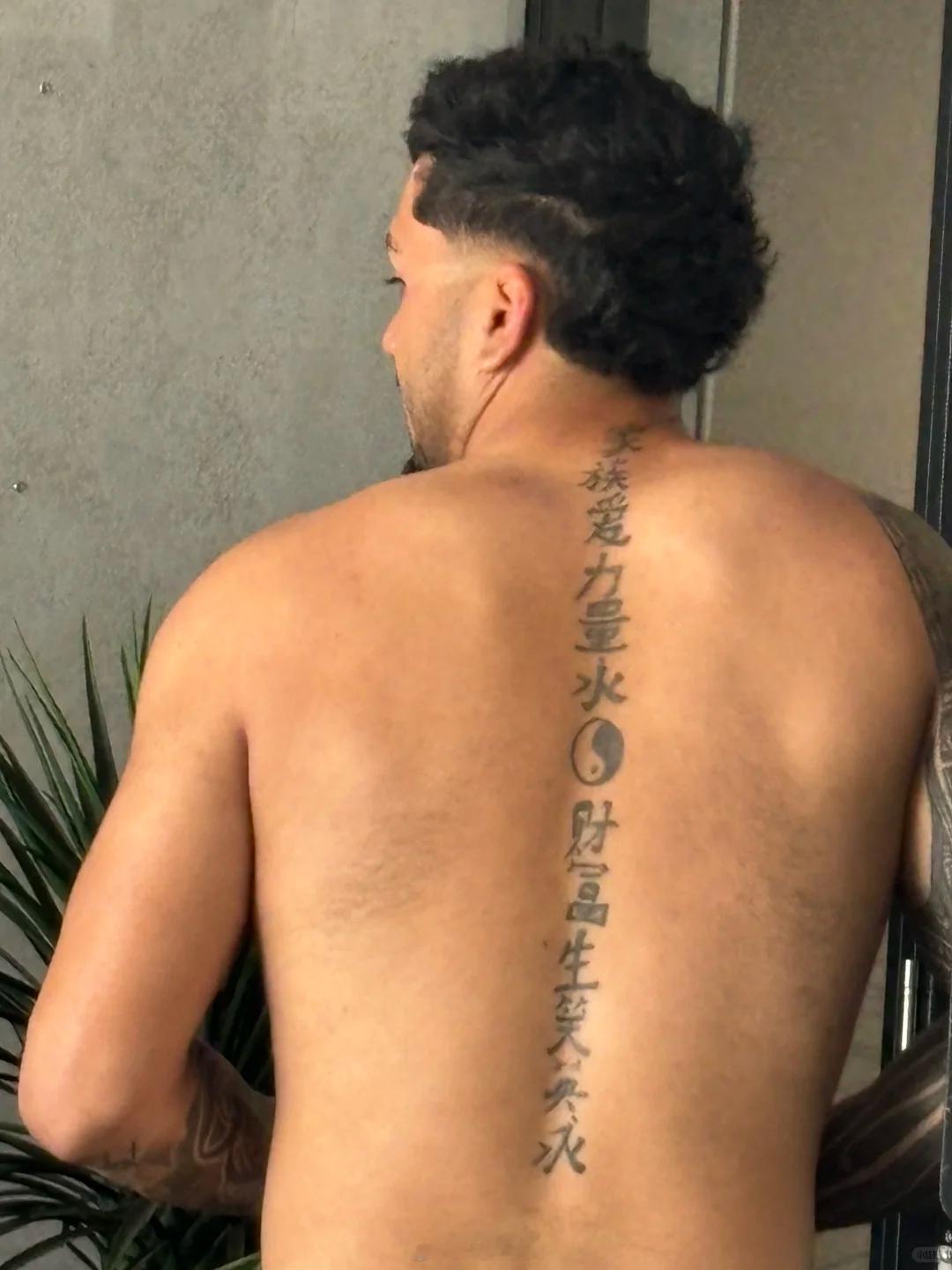 考考大家，这串汉字纹身的英文原文是什么…