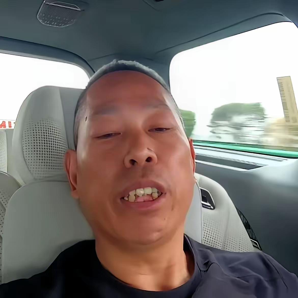 有人问张雪的师傅牙哥，张雪当年学徒笨不笨？牙哥想都没想，直接说：打过。手把手