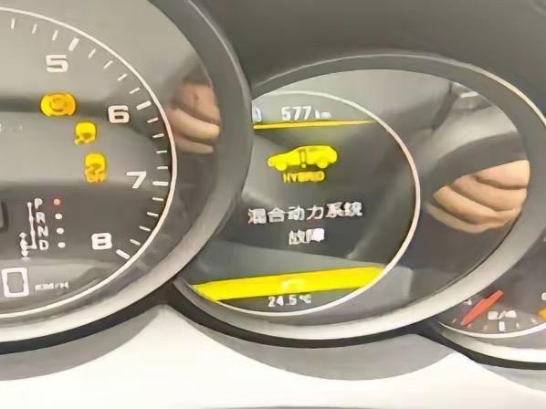 浙江杭州，男子10年前买了辆保时捷卡宴，跑了30多万公里，他偶然发现车子在低速行