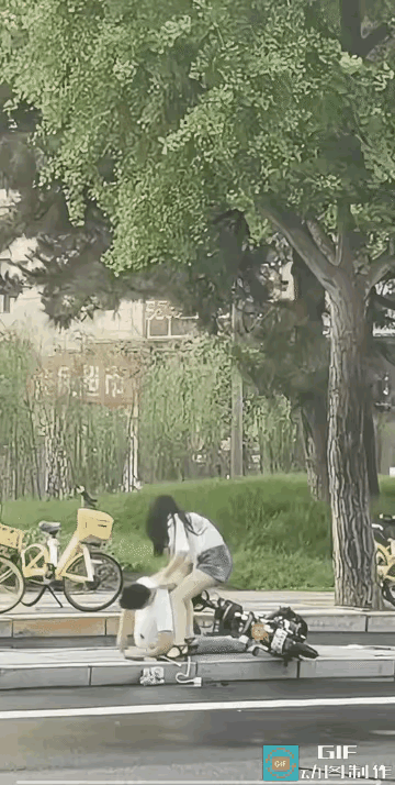 太无知了，老公骑车摔地上昏迷了，老婆第一时间不是求救和打120，而是拽老公