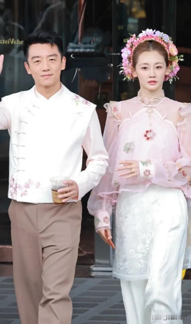 综艺《跑男》在福建泉州录制，郑恺和苗苗这对夫妻档又齐齐出现了，俩人手挽手，看着好