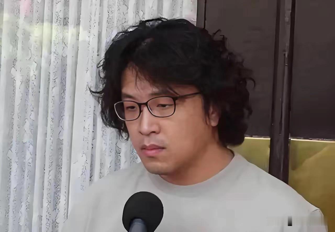 台独分子沈伯洋现在焦虑了，看到黎智英被判了20年，77岁的他，基本要把牢底坐穿，