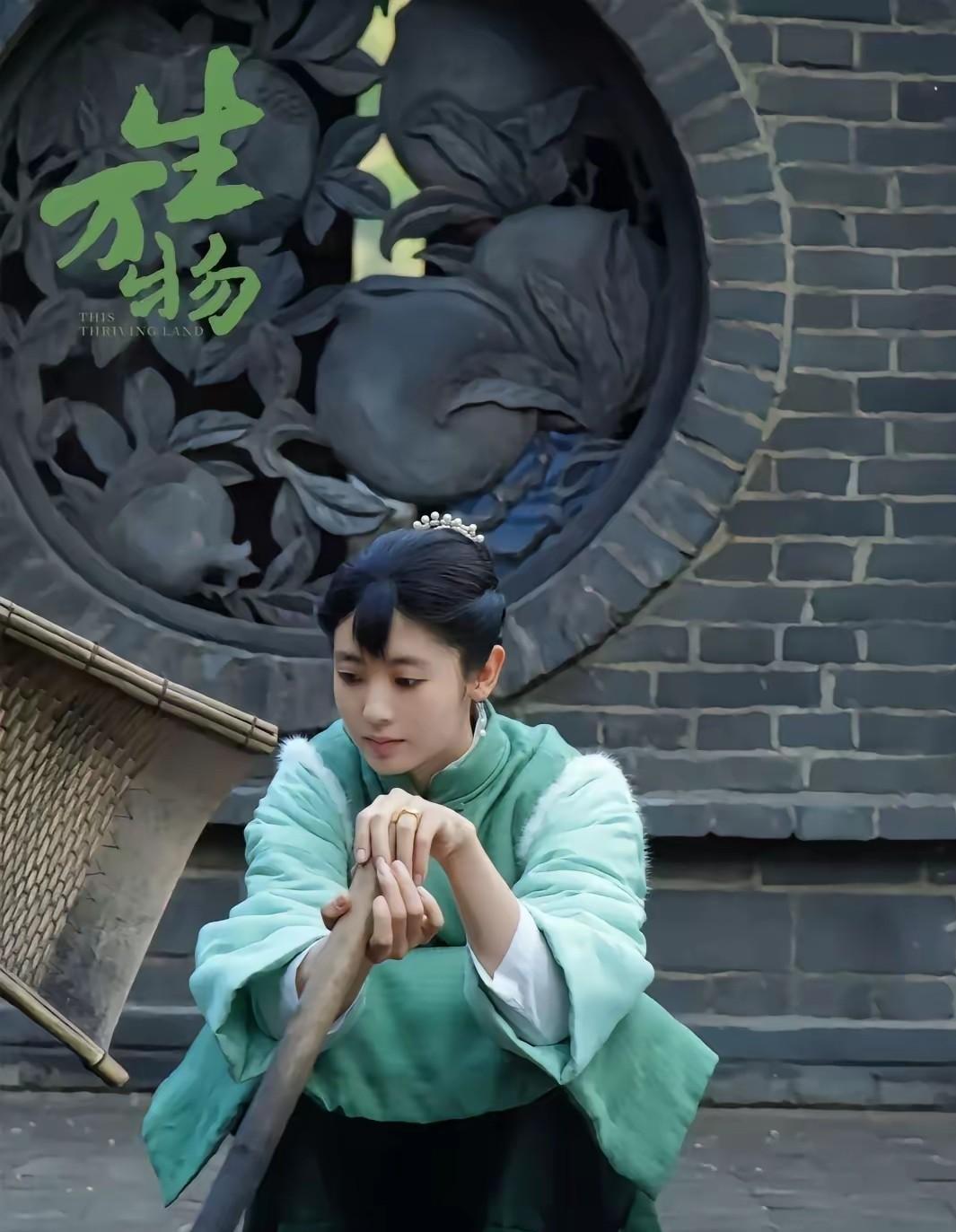 非科班出身的她，如何靠“傻气”征服观众？当《生万物》中那个顶着少女发型、满