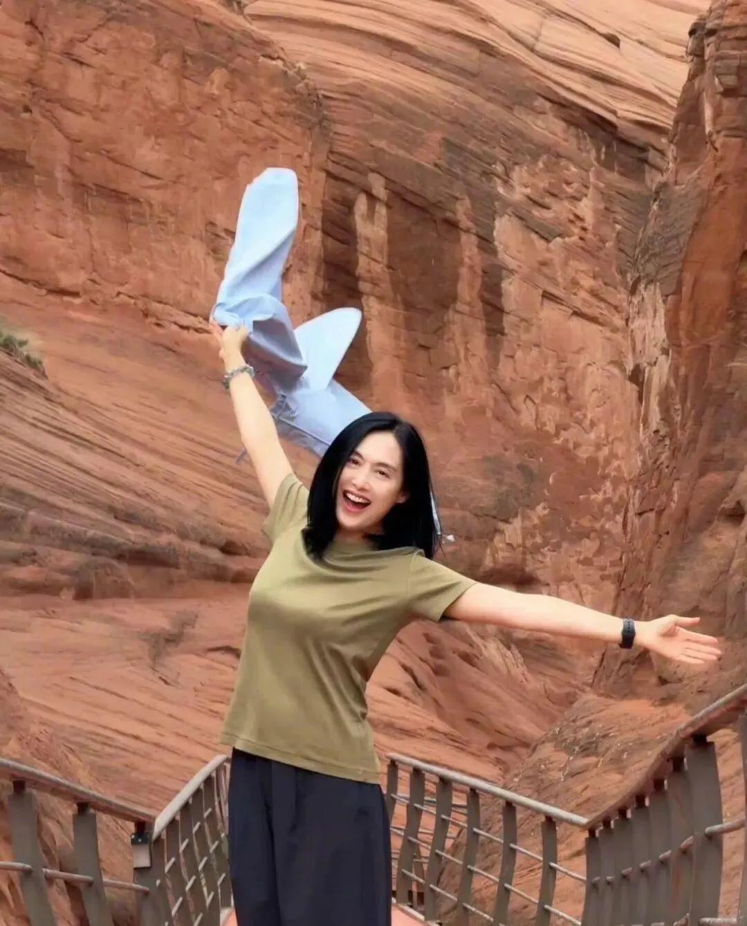 54岁朱茵的“反龄状态”：脸蛋是岁月温柔，身材是自律勋章谁能想到，《大话西