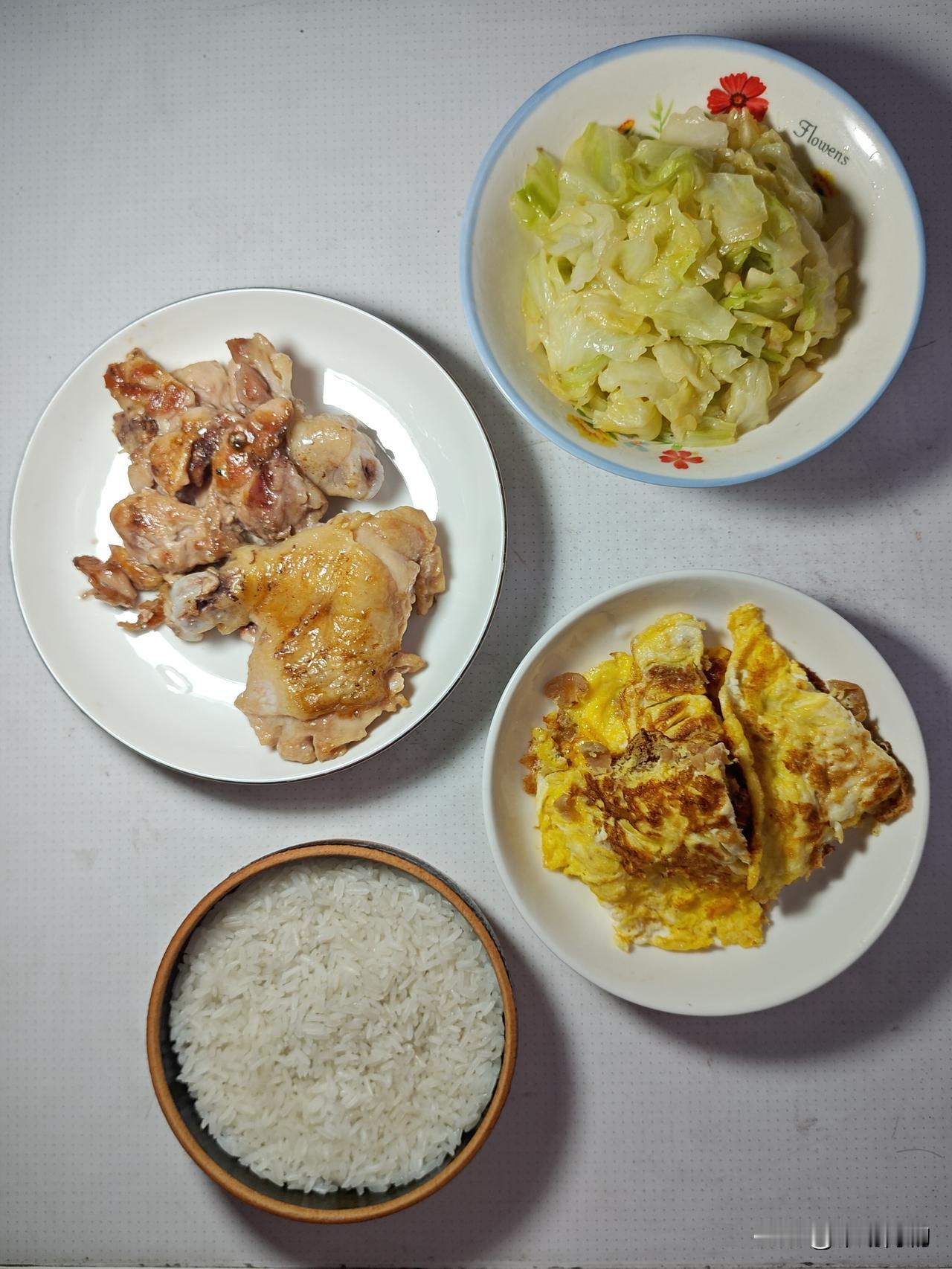 晚饭，煎鸡腿扒，萝卜干煎蛋，炒包菜，米饭。鸡腿好吃，但总盐量超标了，最后萝卜干煎