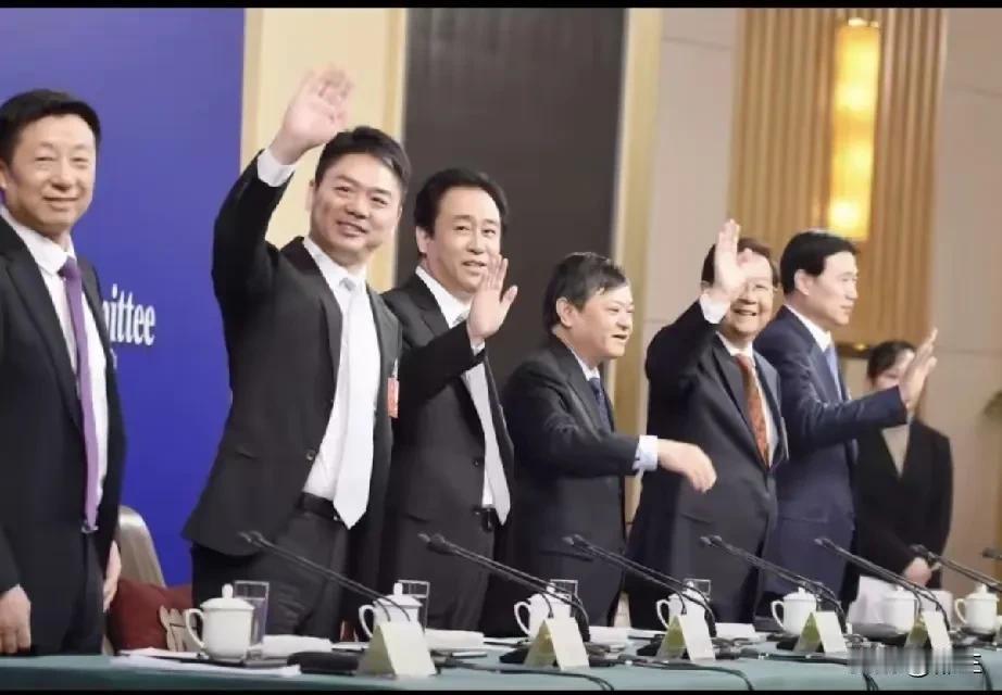 曾经同在一个商圈的三位大佬，许家印、马云、刘强东，如今怎么样了？翻到早年刘强东