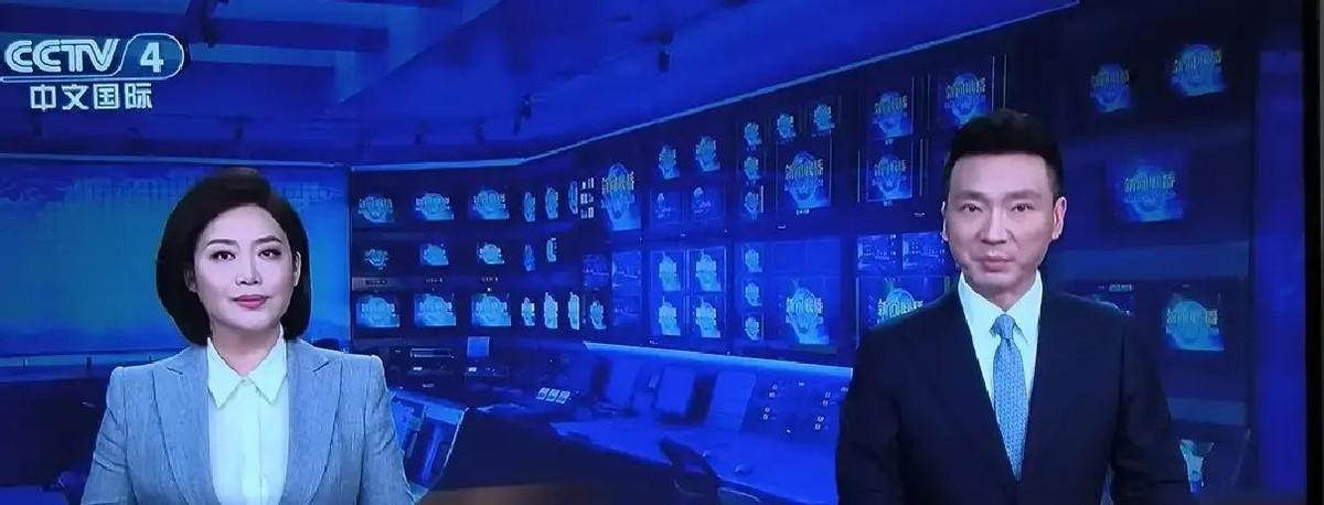 《新闻联播》的八张脸我盯了十几年。昨晚切到央视，郑丽和康辉并肩坐，俩人头发都黑