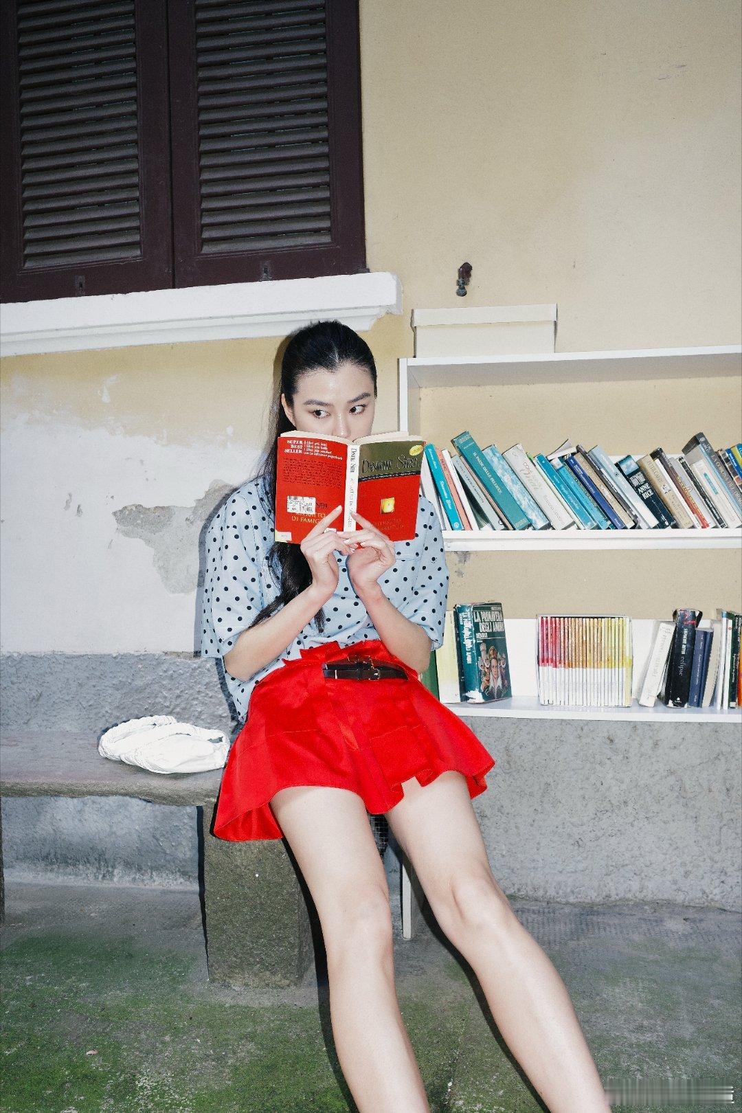 陈瑜波点红裙完全是少女陈瑜身着波点上衣与鲜红短裙，姿态慵懒又灵动，少女感扑面而来