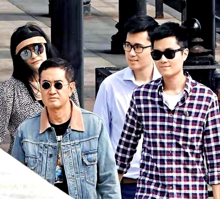 都说生双胞胎是运气，但你看施明这一家子，这运气简直跟开了挂一样！施明自己生了双