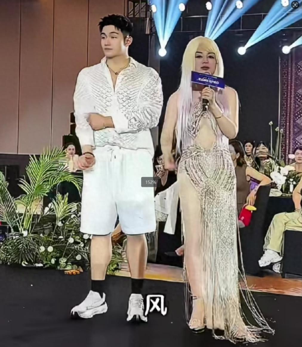 57岁的她身家亿万，身边跟着一个25岁的男友，又高又壮，一头黄发穿着大胆，走到哪