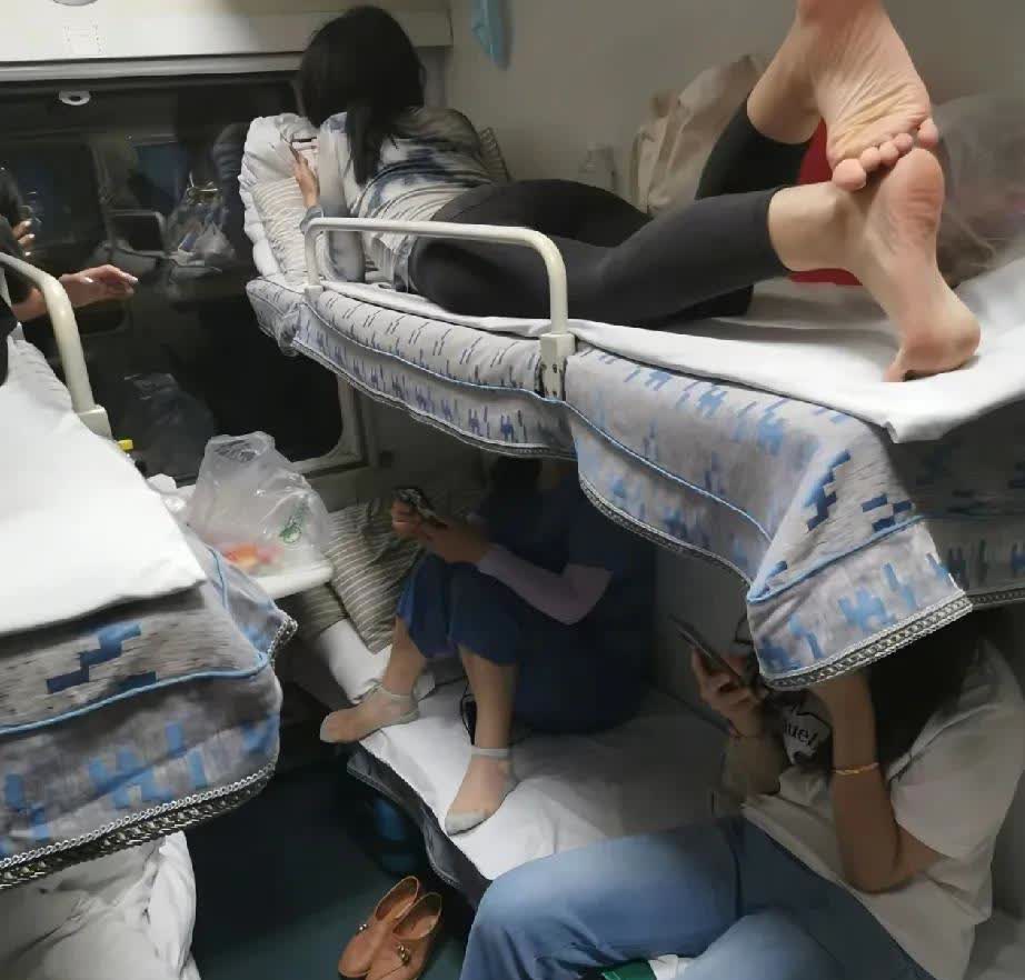 女子睡火车卧铺，半夜被陌生男子搂住，老公赶来看到意外一幕李芳在夜间火车