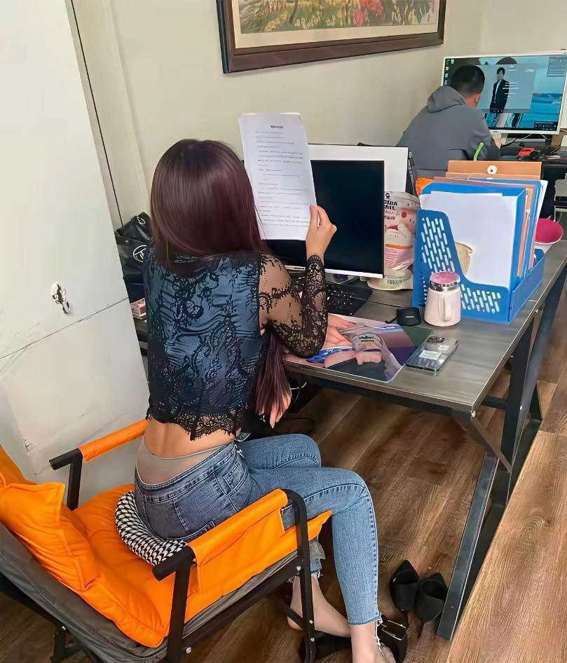 不懂就问，同样是摸鱼的两个人，老板会先开除谁[哭哭]