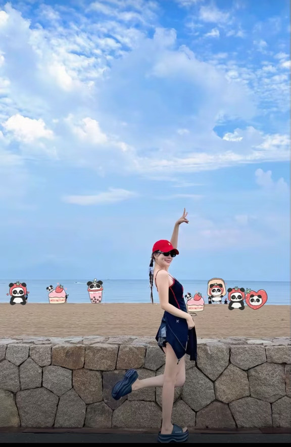 李小璐赵涛不可能只是普通朋友吧，去的同一个旅游的地方、背景都一样，连女方头上戴过的和男方手里拿着的花