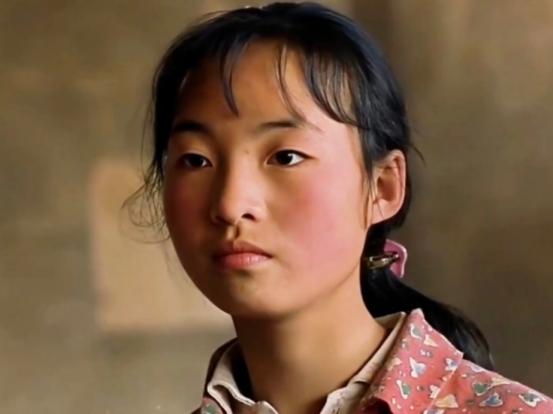 1999年，张艺谋捧红了农村女孩魏敏芝。拍完戏后，魏敏芝想进演艺圈，张艺谋却不同