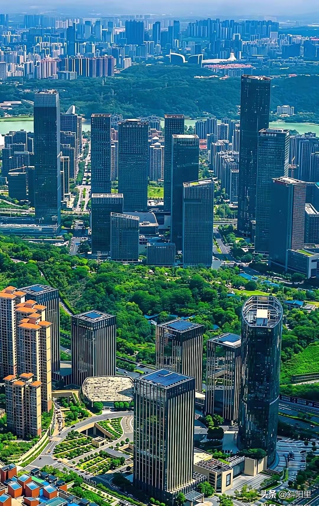 南宁这座城市很多人看不懂，作为广西的首府，它GDP至今还只是6000多亿，也只是