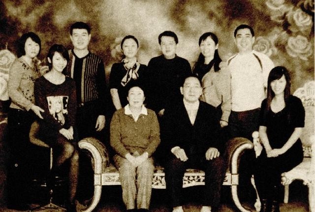 1952年，志愿军飞行员击落一架敌机后被迫跳伞，降落过程中发现同样跳伞的敌人在身