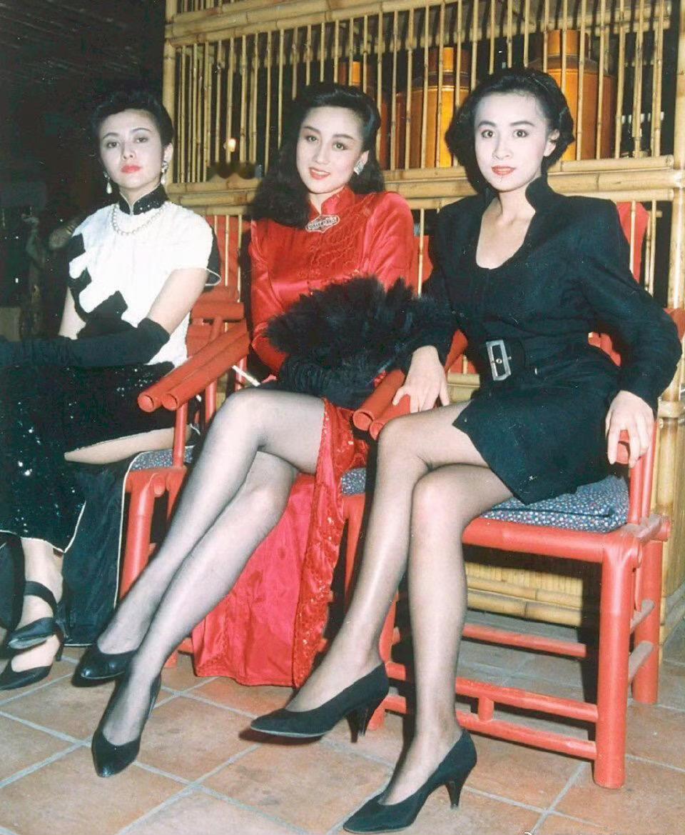 关之琳利智刘嘉玲当年的一张合影。1988年，关之琳、利智、刘嘉玲合作电影《群莺乱