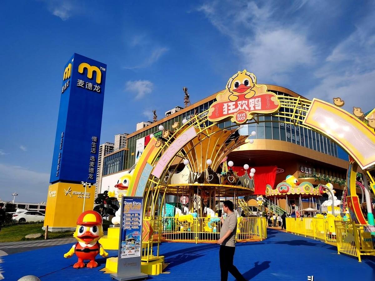 郑州建设西路的麦德龙门店里，顾客寥寥。这家占地面积不小的仓储超市，反倒是门外的