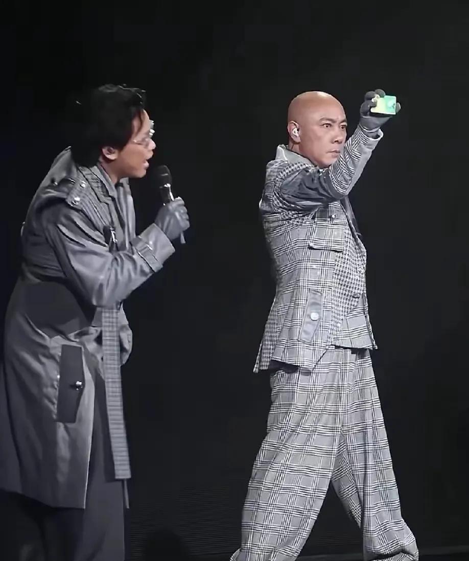 张卫健太幽默了，在演唱会上亮出老年卡，一开始以为是他是在耍宝，后来一想，算下来张
