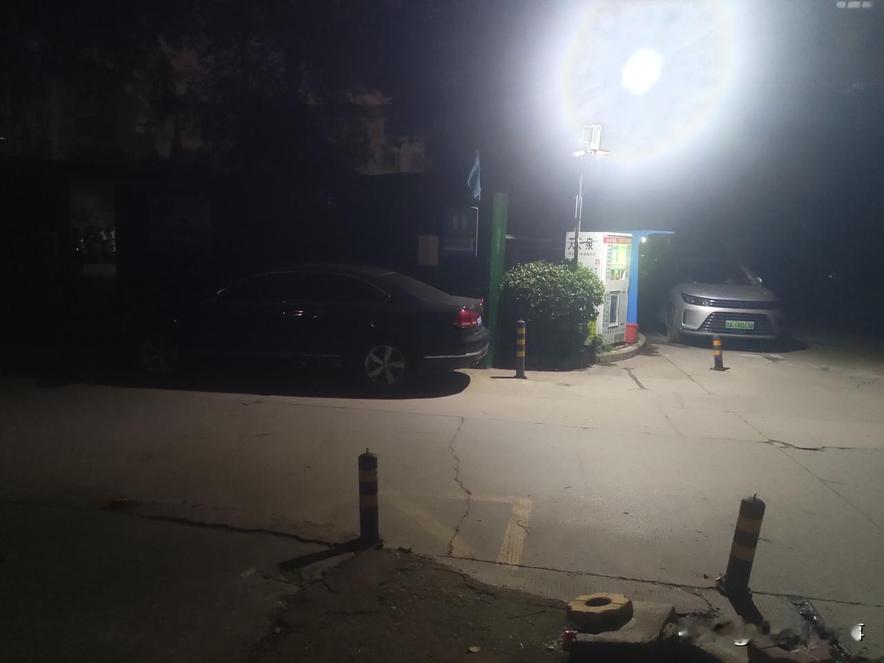 刚刚在郑州一小区里看到一个很令我费解的事情:一穿着靓丽的中年妇女(目测有三十多岁