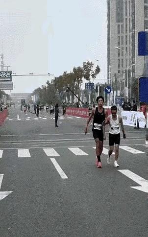 近几年国内马拉松赛事频繁，选手死伤屡有常见。这几年马拉松火得不行，但出事