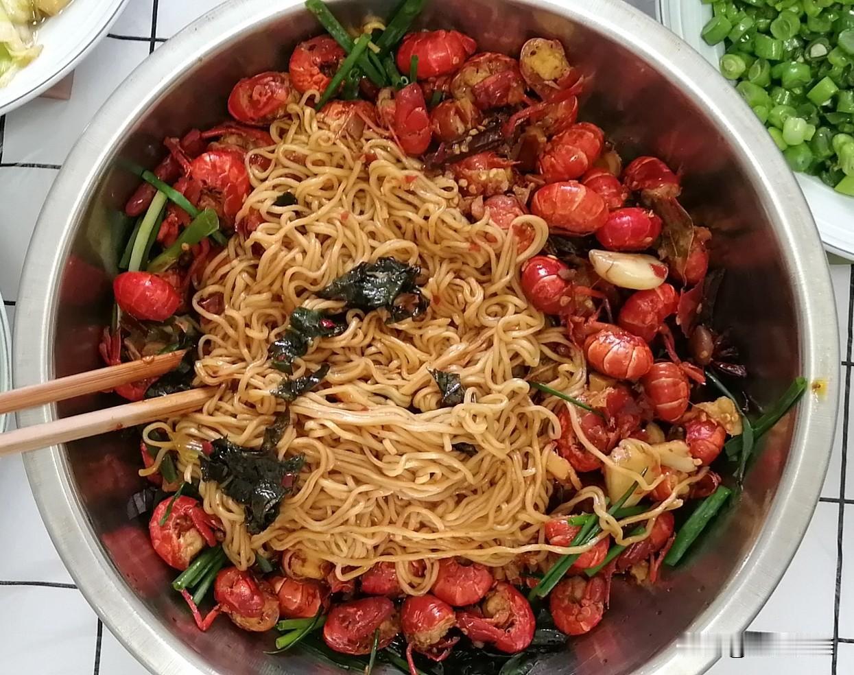 星期六，妹夫妹妹邀我们去他们家聚餐，他们家四人，加我们两人，一共六个人，餐桌上摆