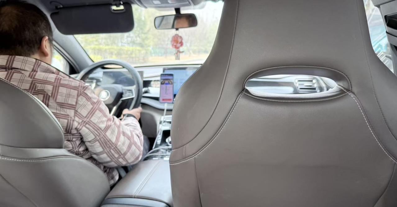 打了辆比亚迪秦Plus，续航55公里的混动版，23年花7万多买的。司机说，当时是