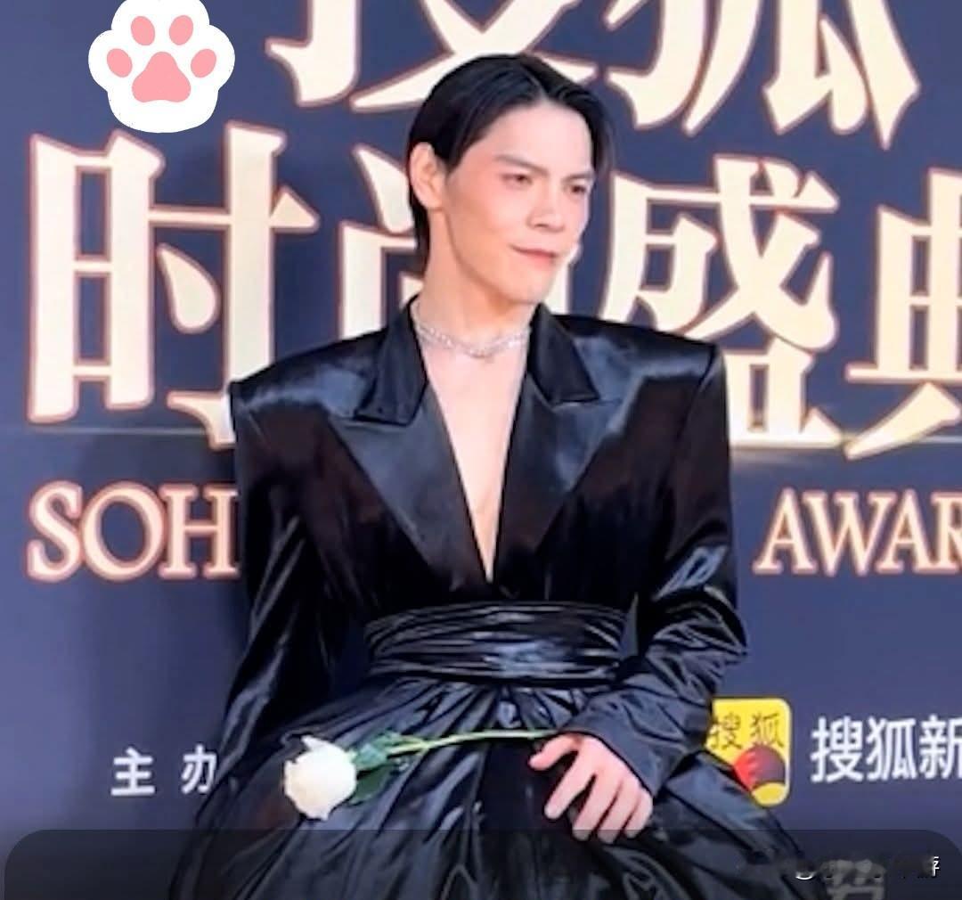 50年内没人能懂向佐的时尚，像带了一个棉被在身上。[抠鼻]