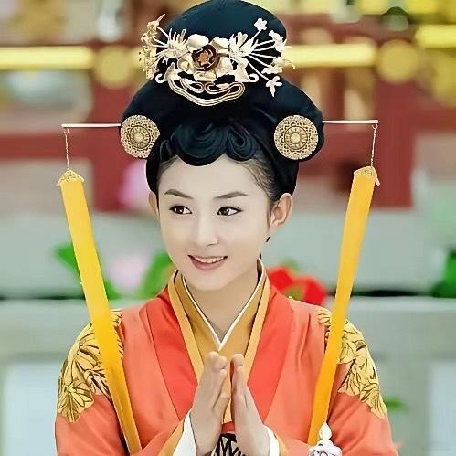 赵丽颖是目前唯一一个，她穿着剧照服装，我知道是哪部电视剧的女演员。其他的演员我分
