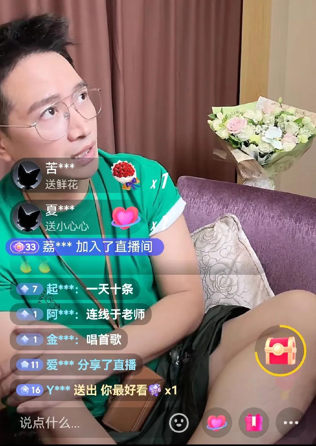 何晟铭是真的很不讨喜呢！他直播的时候，他的脚一直翘在沙发上，因为他穿的是宽松