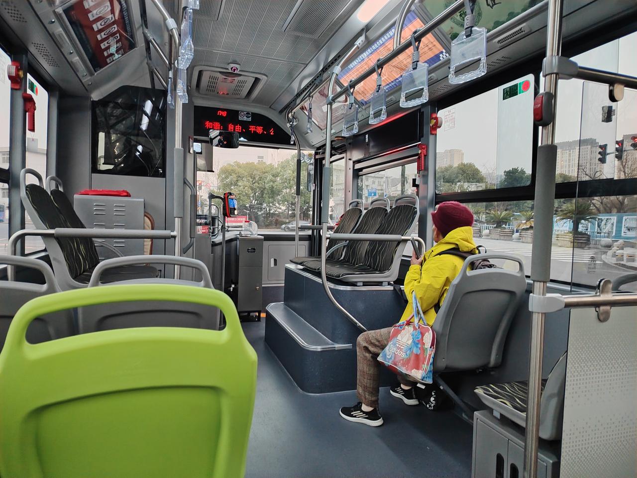 宁波的南北万达广场，不熟悉的人，确实容易乘错车。这位阿姨，是从宁海坐高铁到宁波探