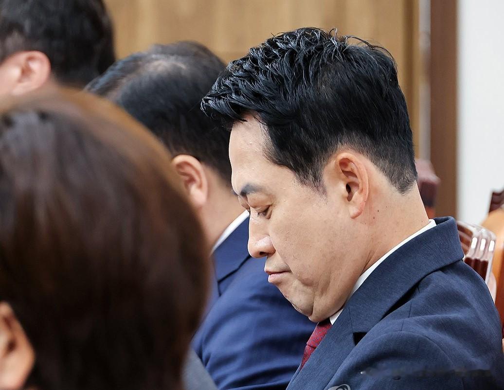 19日，韩国国民力量党党首张东赫因血压等多项身体指标失常，已住院休养两日。随着他