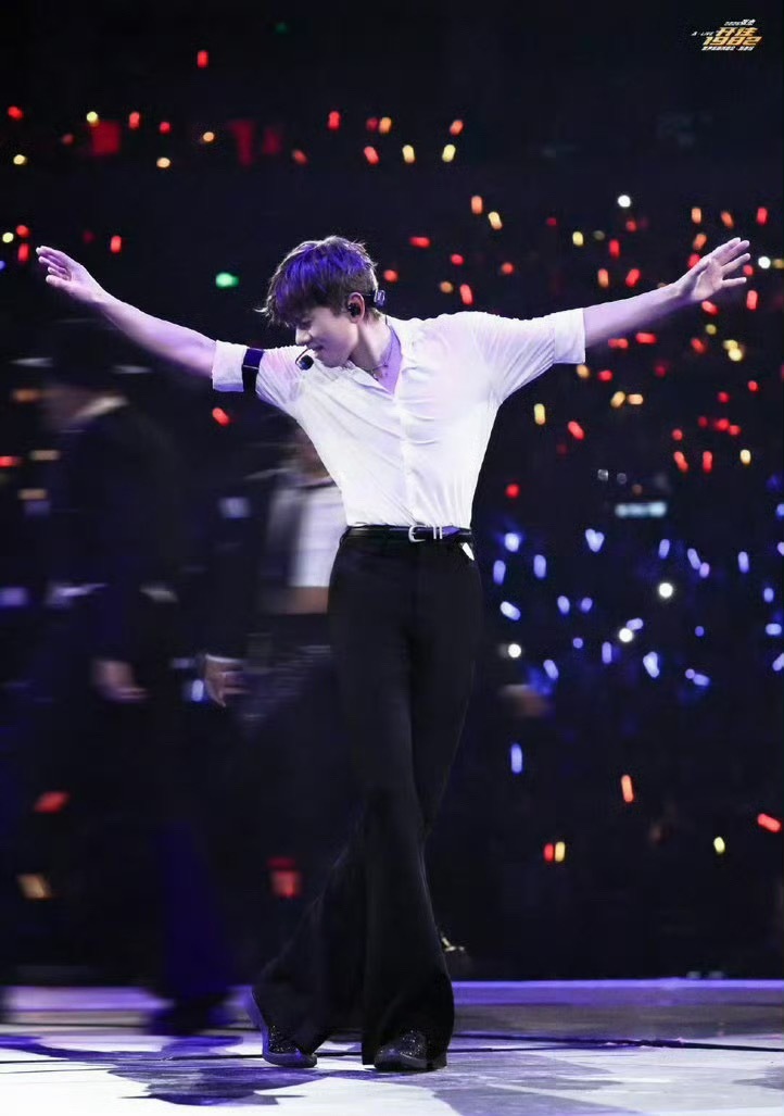 张杰鸟巢首位16连开歌手张杰演唱会16场连开开创鸟巢首次，是华语第一纪录，同时也