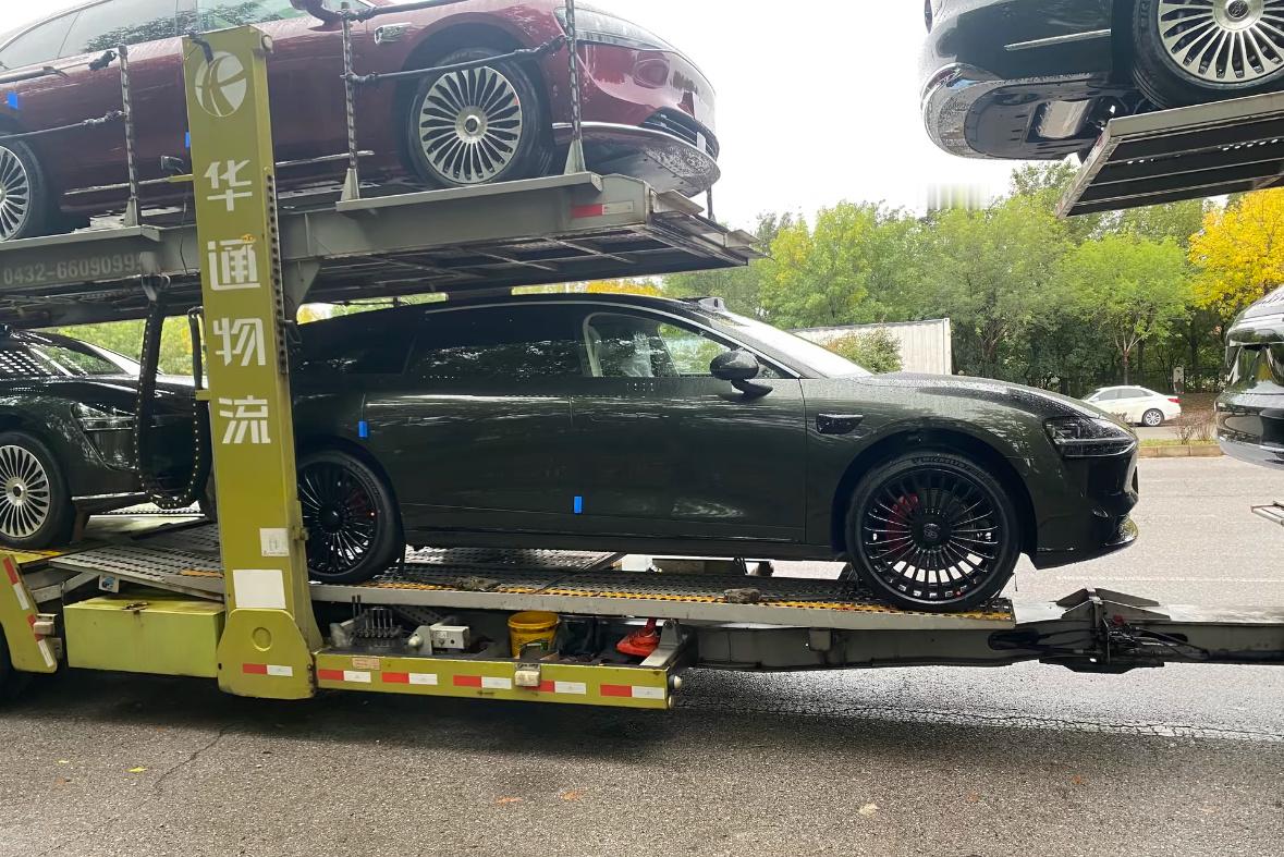 应该是第一张享界S9T仙踪绿+黑曜套件涂装的实车图，这气质和不带黑曜套件的完全不