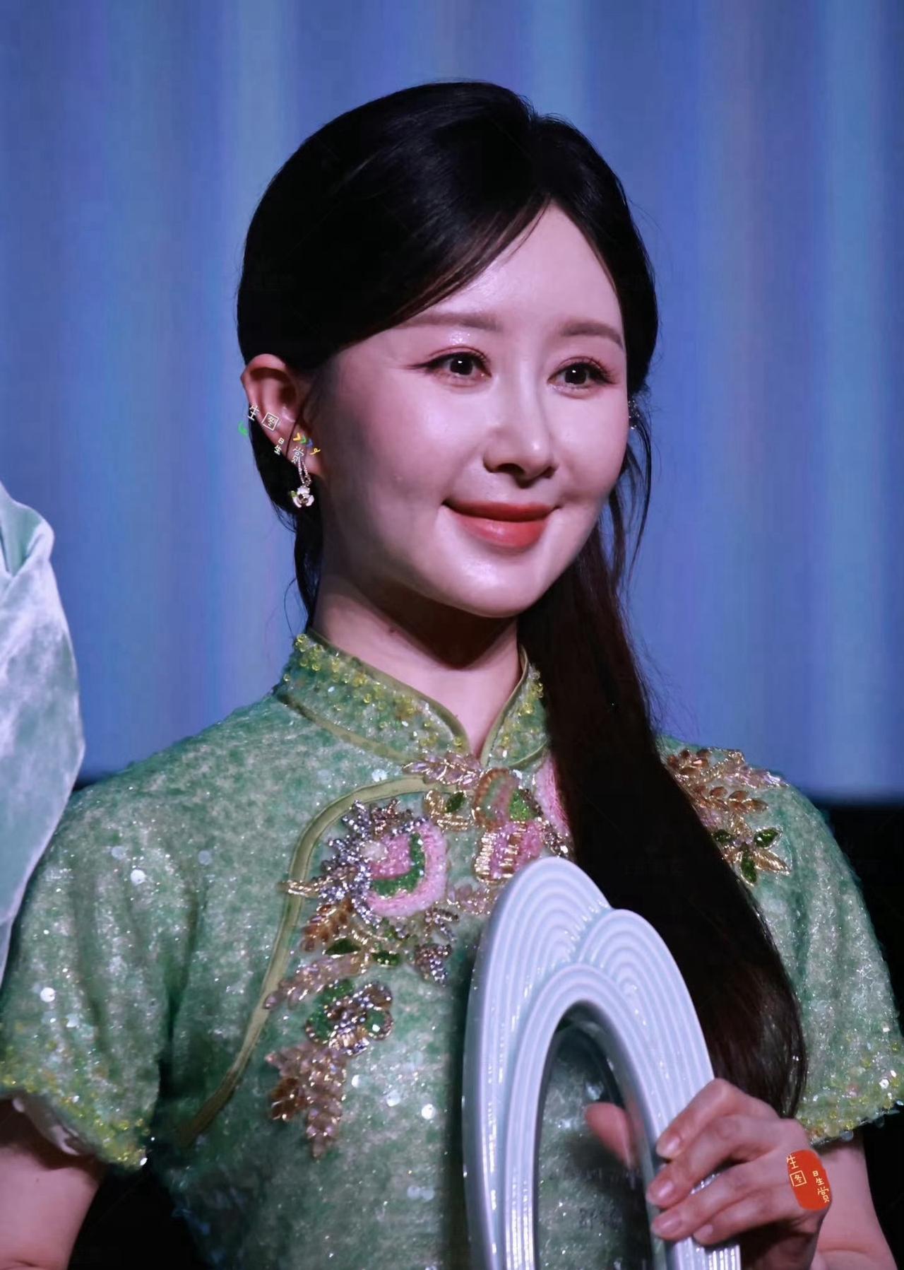 舒畅：佳姐，今天同台站你旁边，网友说我"膨得有点奇怪"，夸你"松弛感完胜"。