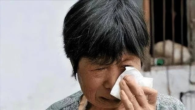 儿子抑郁12年不上班，自尽后，母亲整理遗物发现卡里竟有7位数