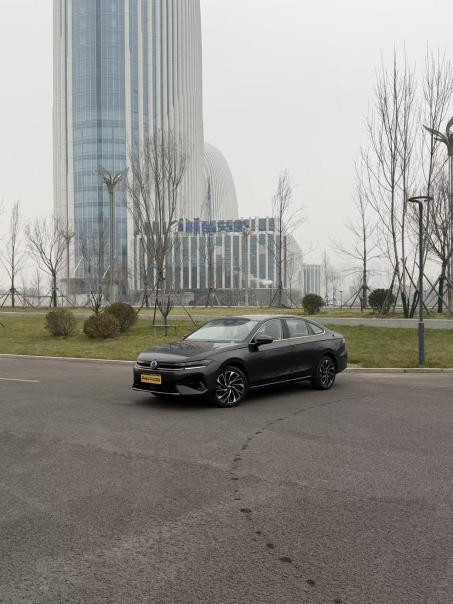 今天拍速腾L，觉得大众这代造型设计还是挺成功的，比ID系列成功。速腾L这台车就