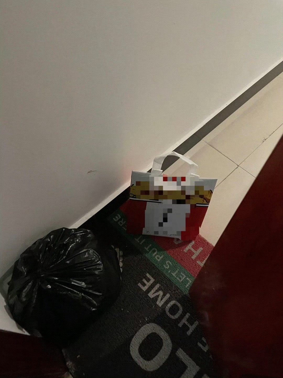 说实话我不太能接受外卖放地上