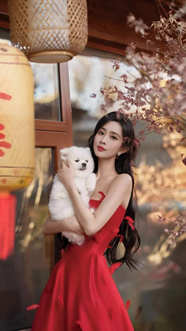 孟子义红裙惊艳复古窗前, 浪漫风情引人沉醉