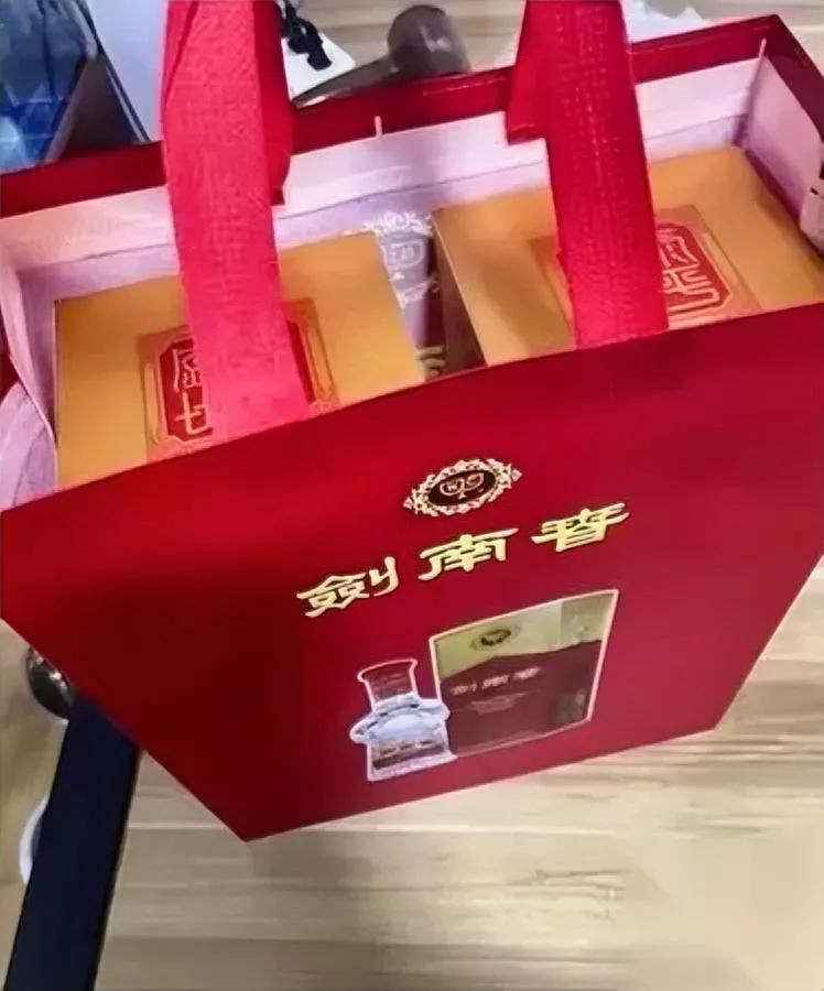 前年买房跟表哥借了10万他连借条都没让写，说“你着急用就拿”现在发了年终