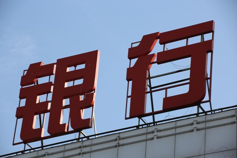 宁波银行，杭州银行，招商银行都是年报业绩好，又到了银行护盘时期，所以今天走势特别