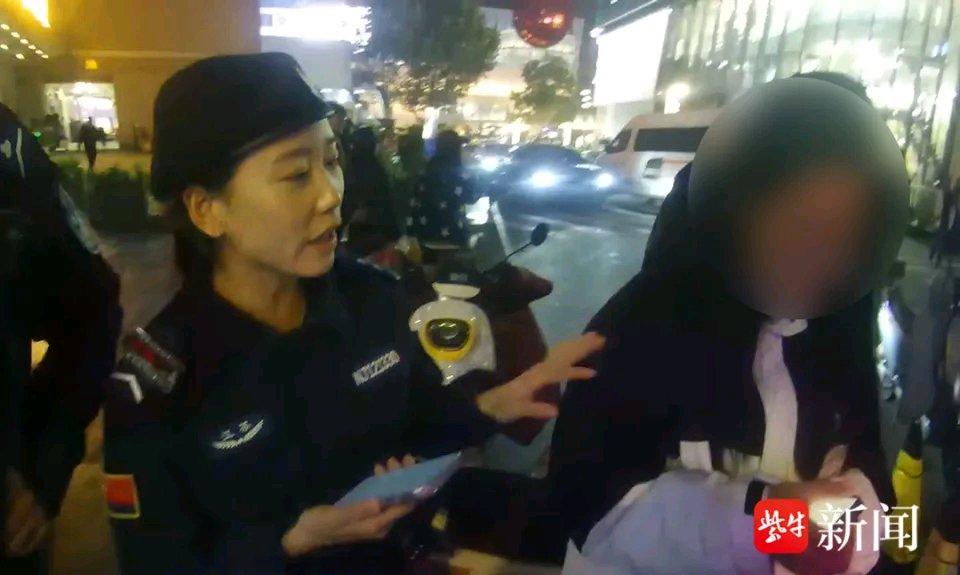 最近看到个超暖心的事儿。南京秦淮的PTU队员巡逻时，发现个哭泣的女外卖员。一问才